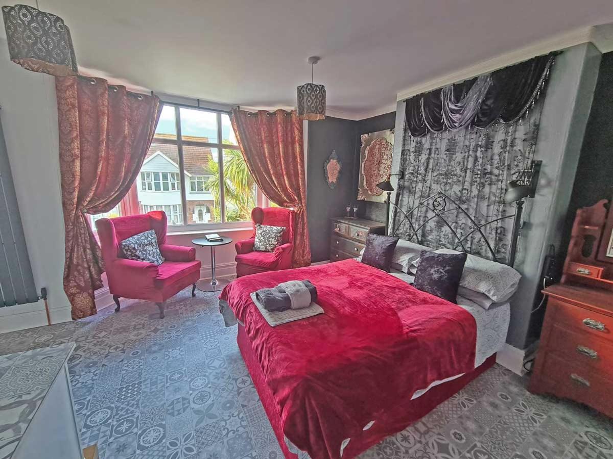 Deluxe Double Room with Side Sea View