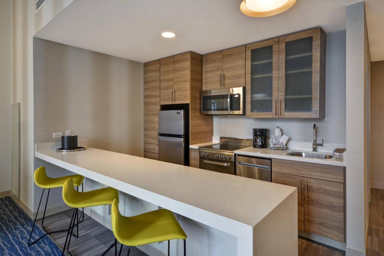 Suite St Charles de 1 dormitorio y 2 habitaciones con balcón y vistas a la ciudad