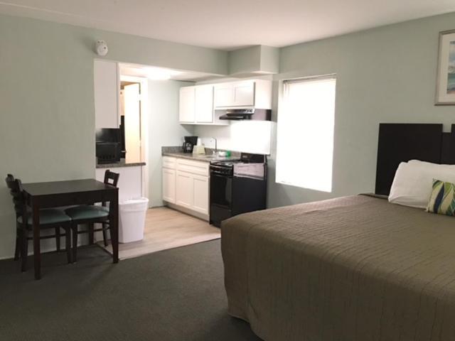 Non-Oceanfront King Room with Kitchen,1403189270:JPEG