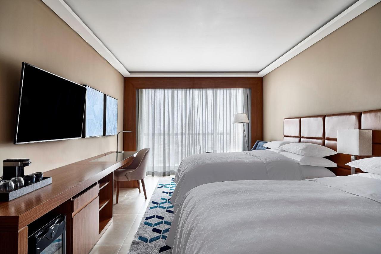 Guest room, 2 Queen, City view