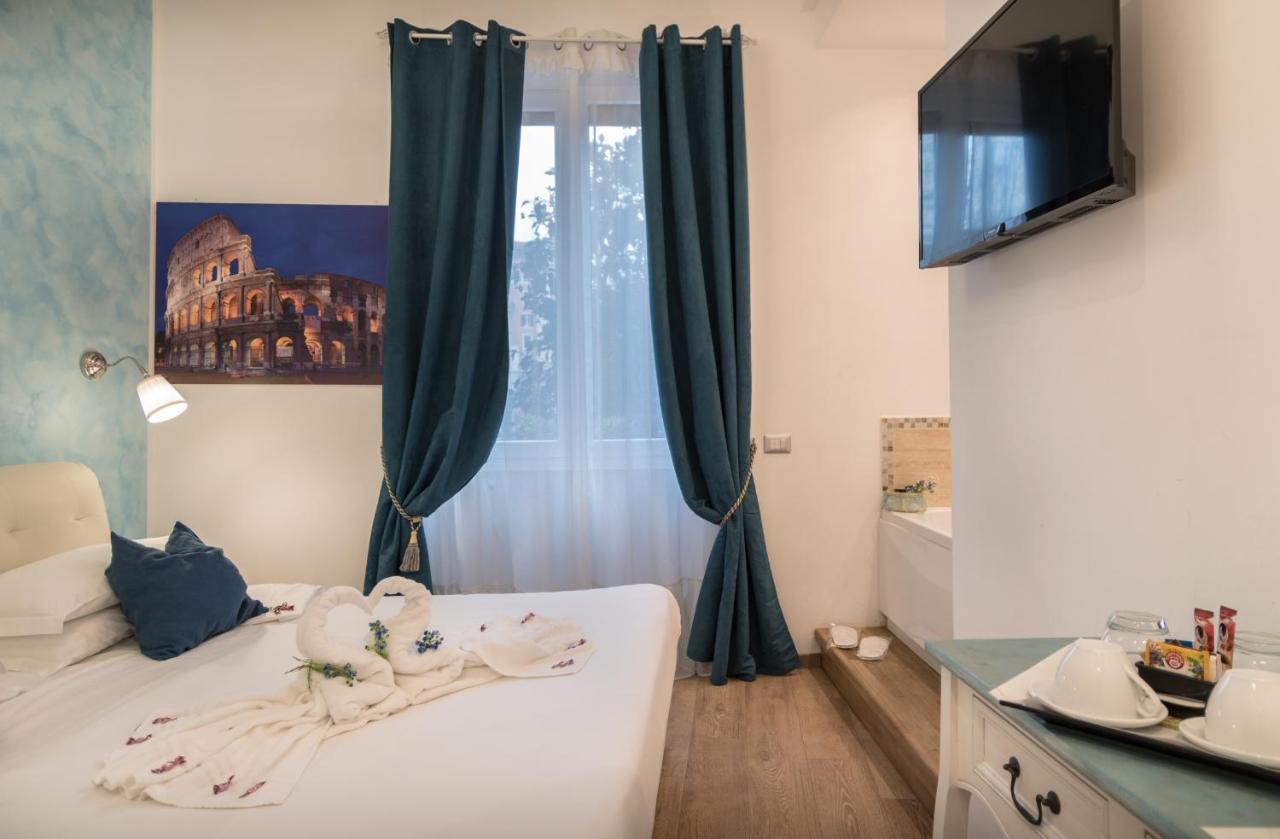Habitación con cama extragrande y bañera de hidromasaje