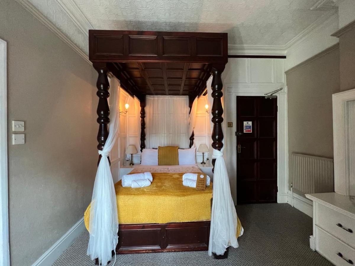 Double Room Four Poster Bed,1404132170:JPEG