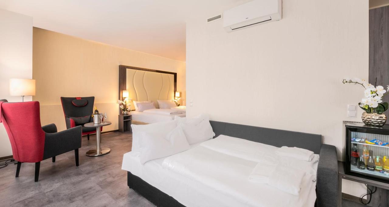 One-Bedroom Junior Suite One Double One Single Bed Sofa Bed,1404484895:JPEG