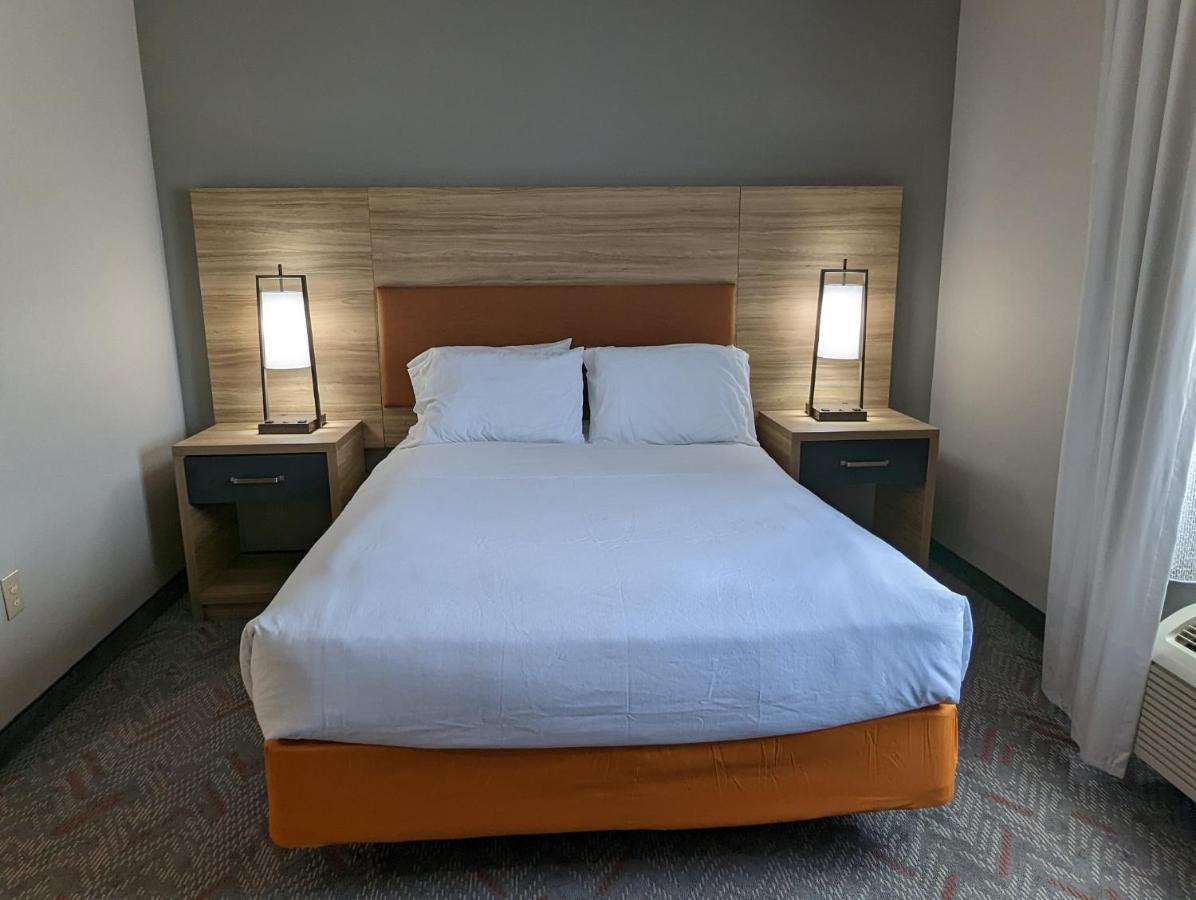 Queen Studio Suite with Bath Tub - Mobility Accessible - Non-Smoking