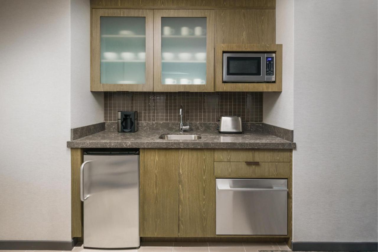 Estudio Esquinero más amplio con 1 cama extragrande y vistas al perfil urbano
