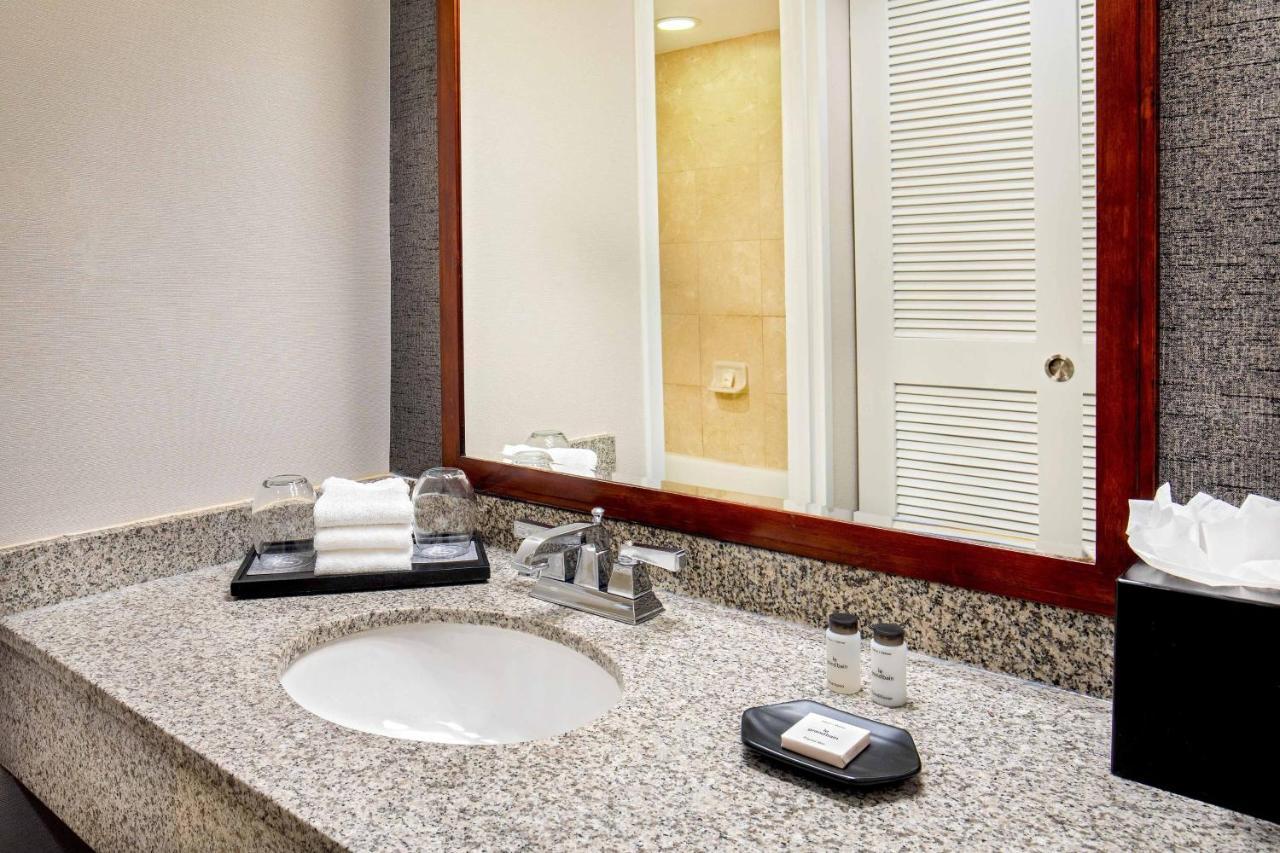 Guest room, 1 King, Washington DC view, City view, Main