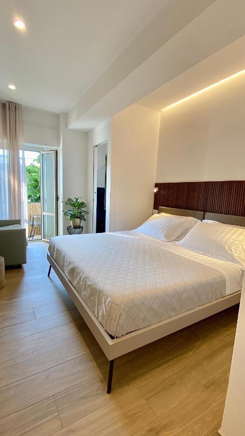 Habitación con cama extragrande y balcón