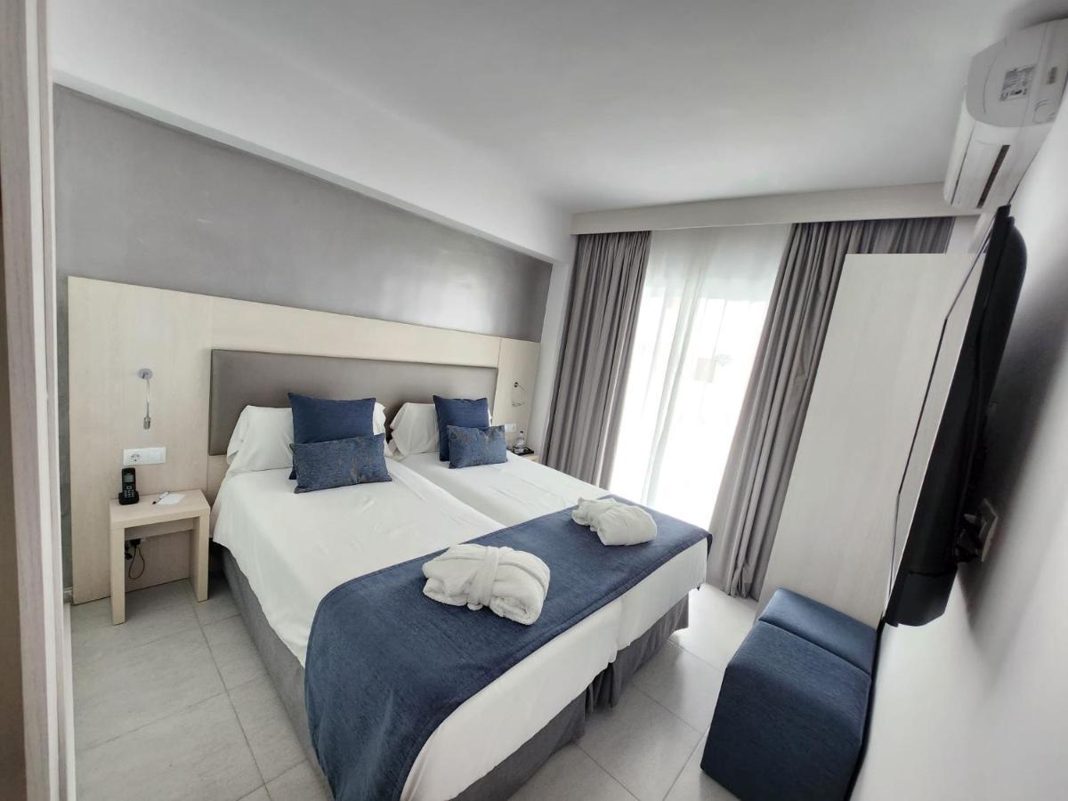 Standard Twin Room side Sea Views