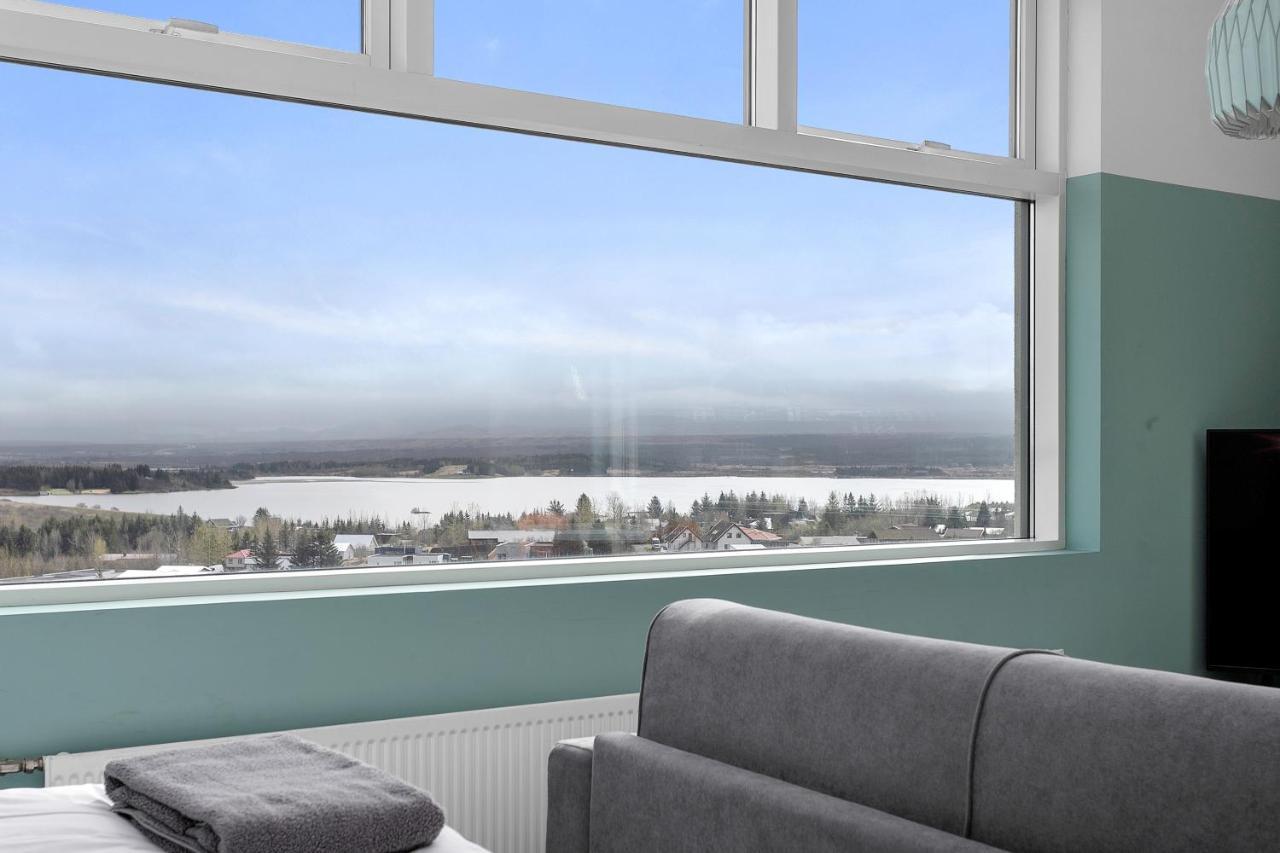 Apartment with Mountain View
