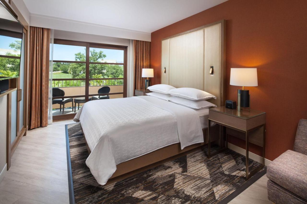 Club Room King Bed
