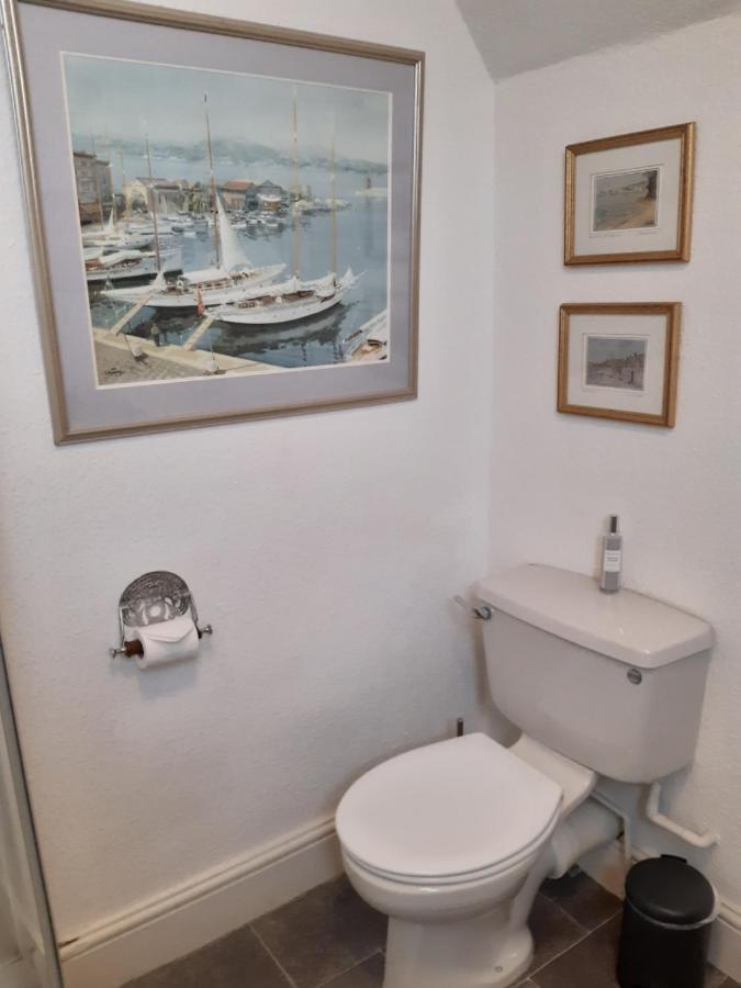 Large Family Room with Private External Bathroom (4 People)