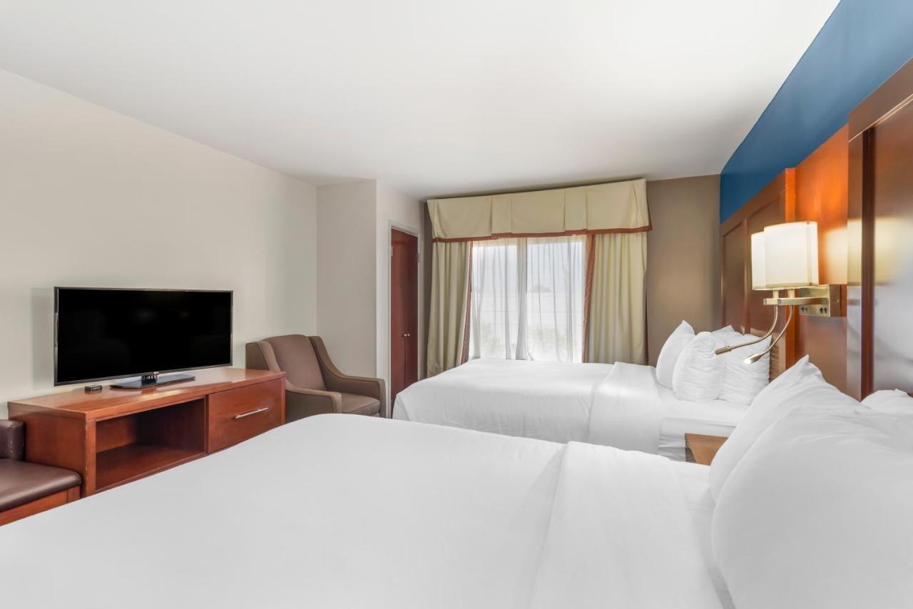 Queen Suite with Two Queen Beds - Non-Smoking