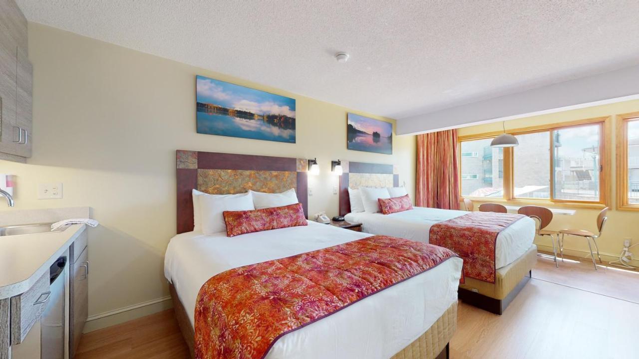 Kamer met Queensize Bed en Uitzicht op het Zwembad