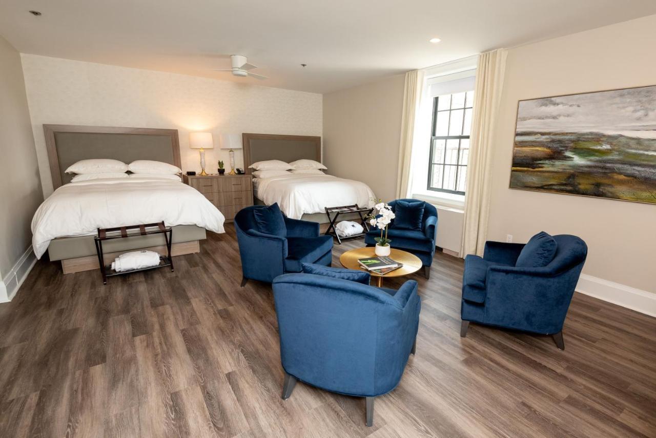 Deluxe Queen Suite
