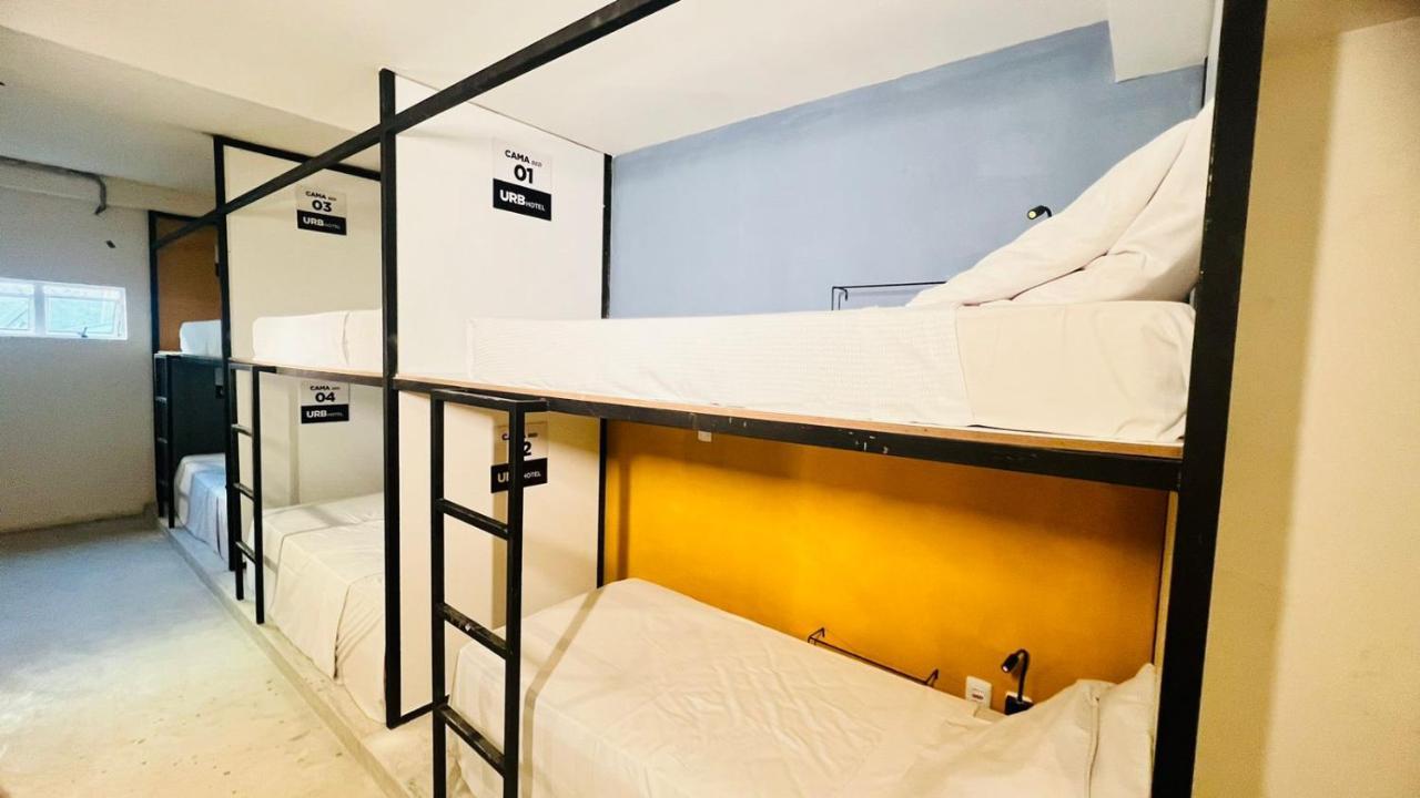 Cama Individual em Dormitório Masculino com Banheiro Compartilhado