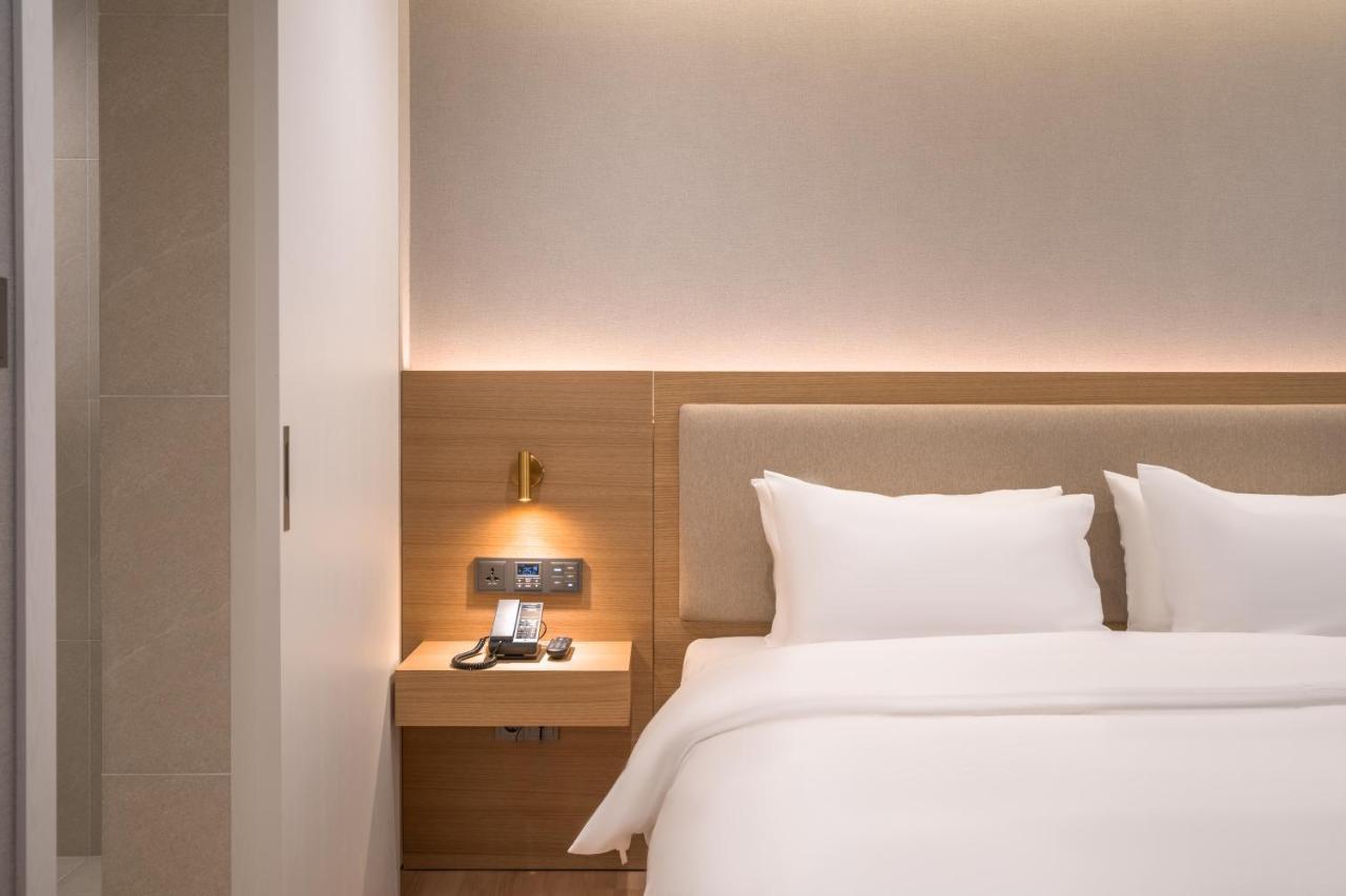 Room Selected at Check-In (Check-in after 20:00)
