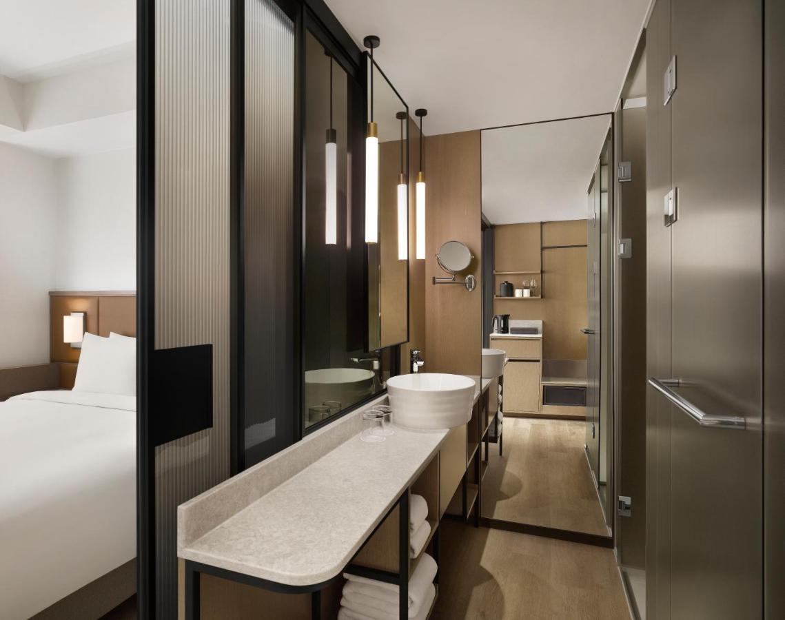 Chambre Lit Queen-Size avec Fauteuil de Massage - Vue sur Horizon