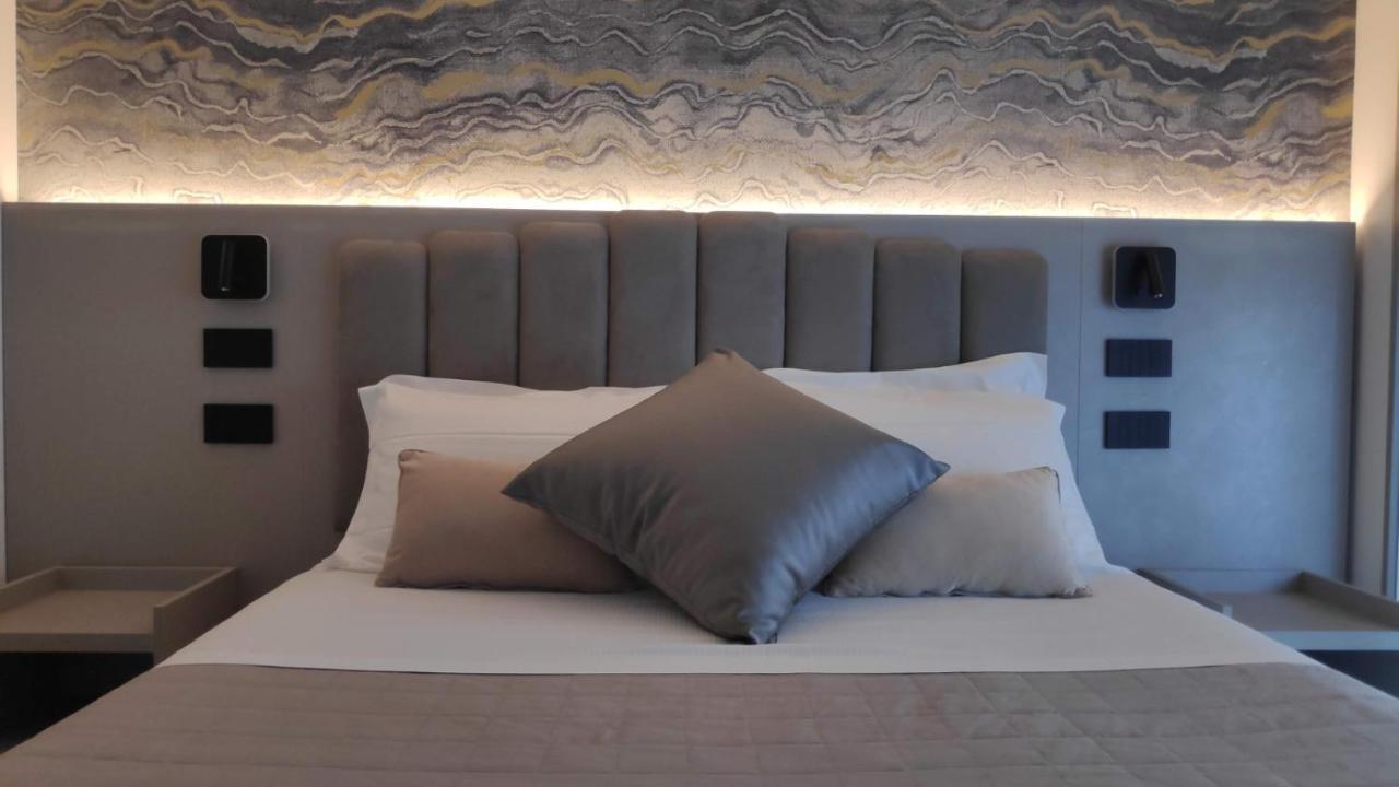 Zimmer mit Kingsize-Bett und seitlichem Meerblick