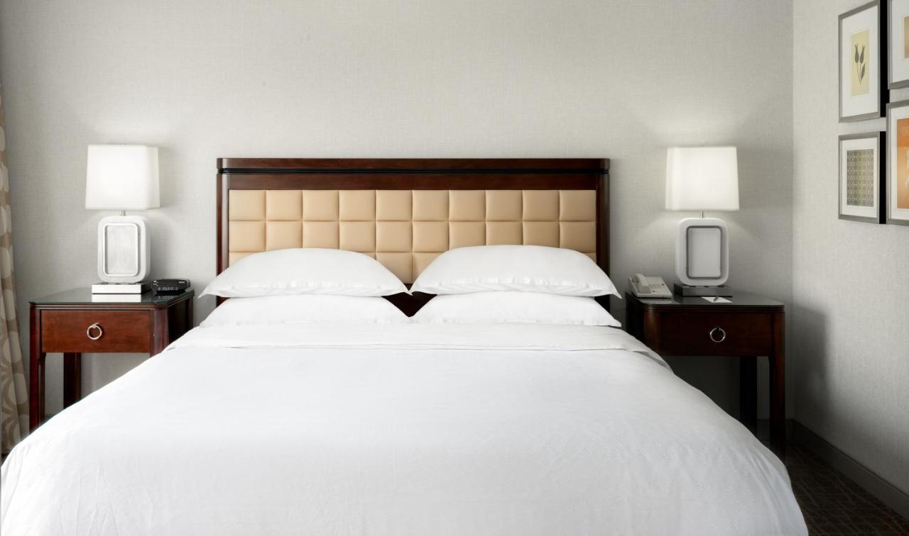 Suíte de 1 Quarto com 1 Cama King-size e Sofá-cama - Vista da Piscina