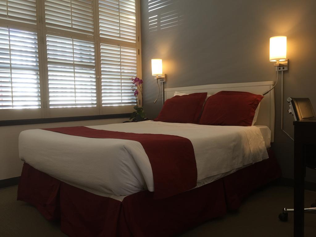 Deluxe Queen Room