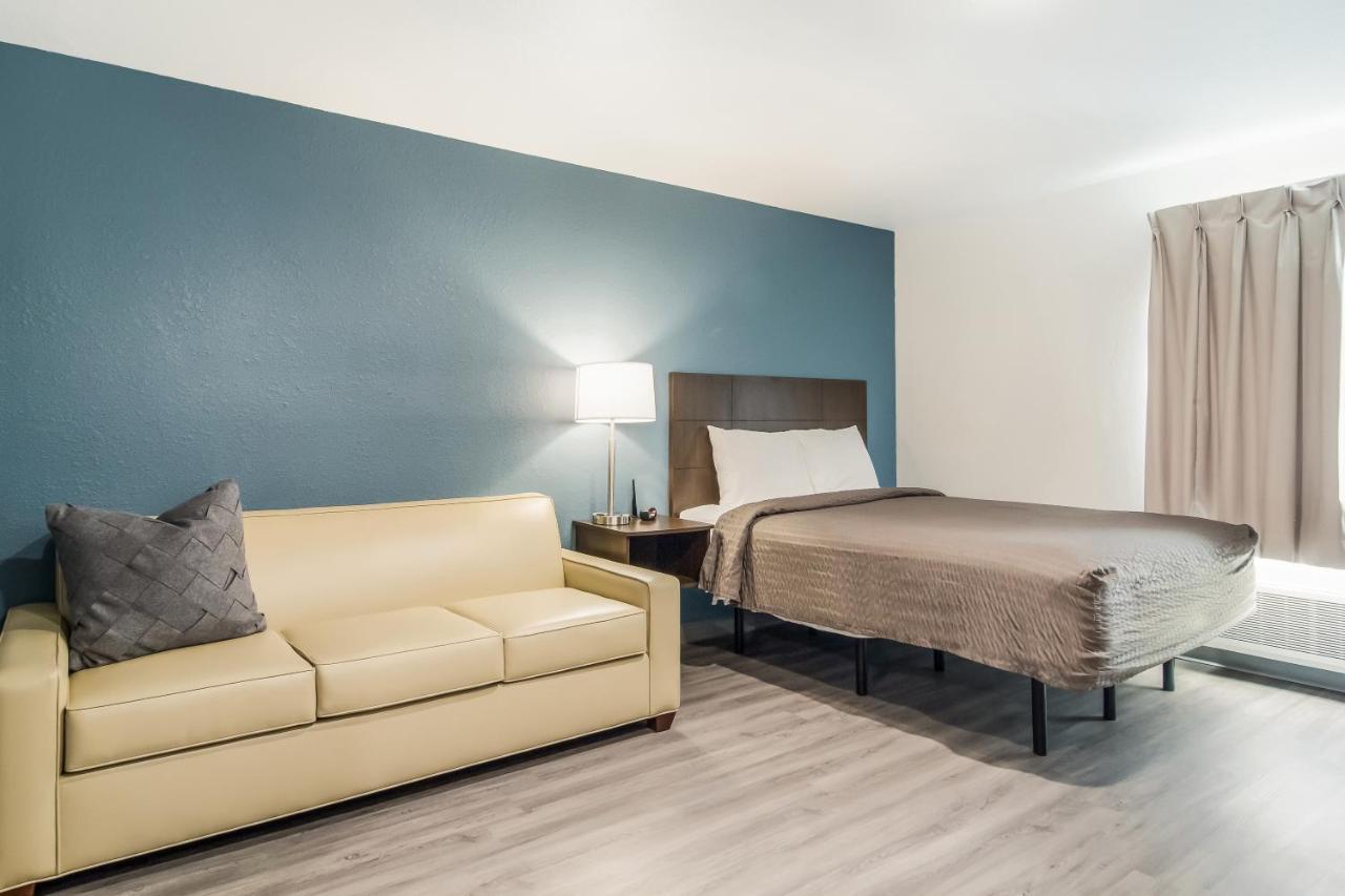 QUEEN SUITE WITH SOFA ACCESSIBLE