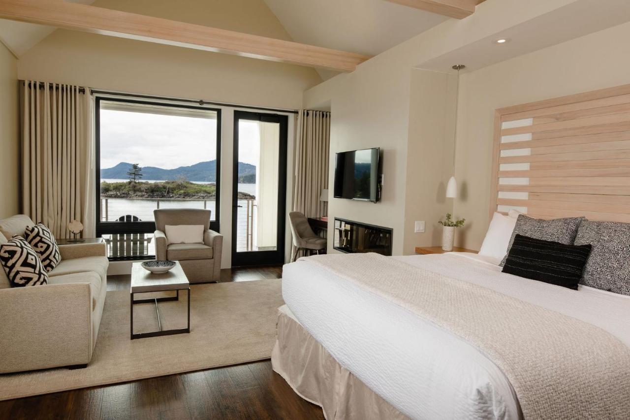 Water's Edge Deluxe Suite