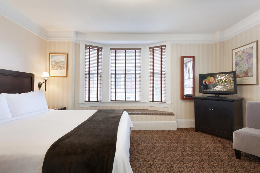 Deluxe Queen Room