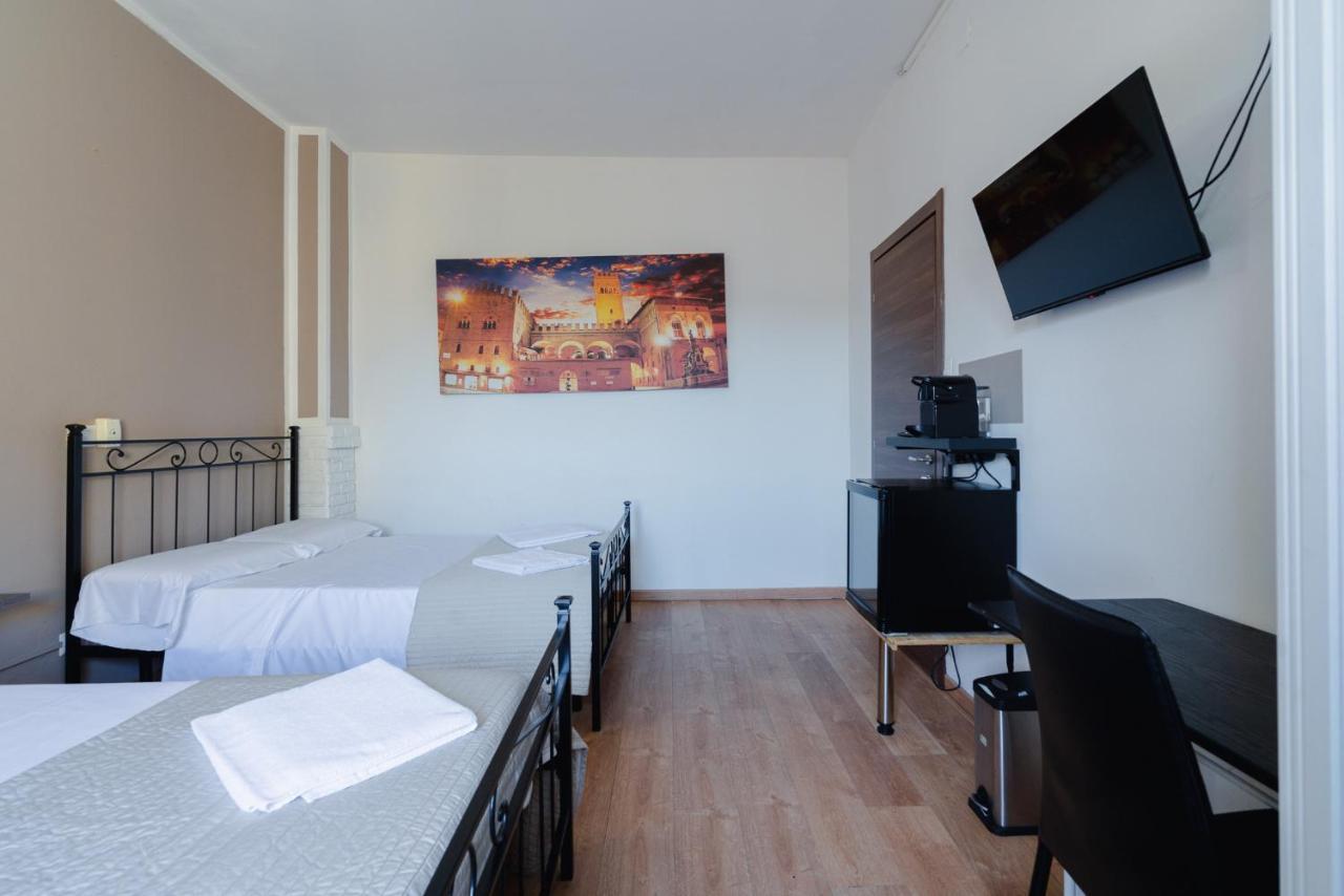 Deze driepersoonskamer heeft een gedeelde badkamer.