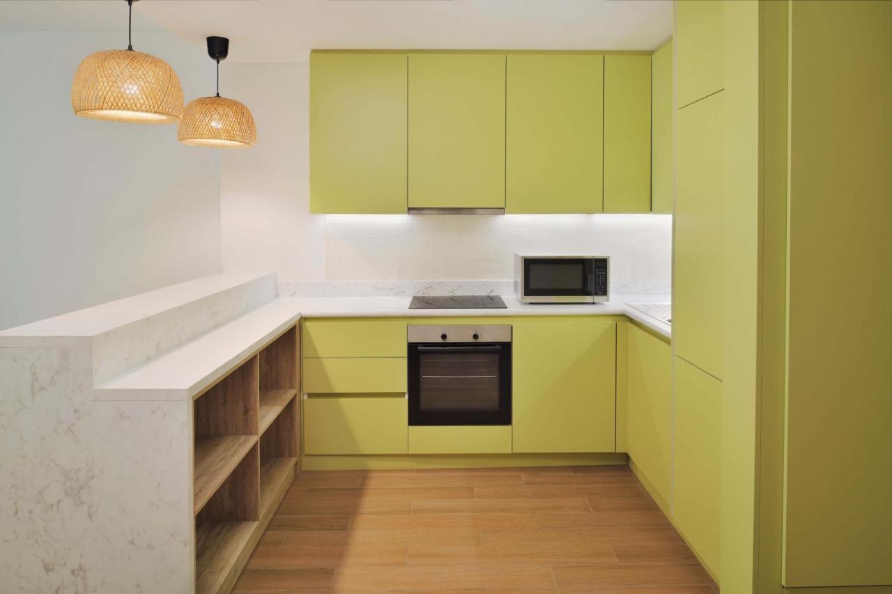 One Bedroom Apartment 1 King Partial Sea View High Floor Beach Access,1413376127:JPEG
