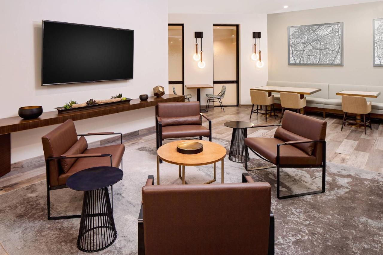 M Club Lounge King Room