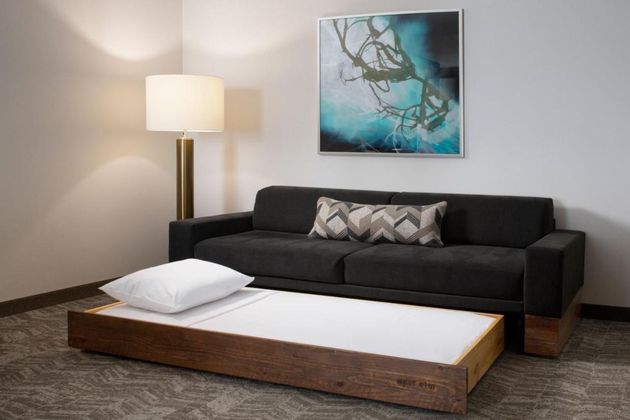 King Suite with Bathtub and Trundle Sofa - Mobility Access