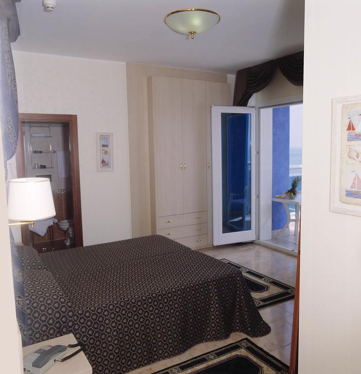 Dreibettzimmer mit Meerblick und Balkon