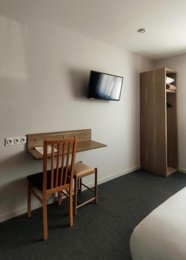 King Room with Roll-In Shower - Disability Access