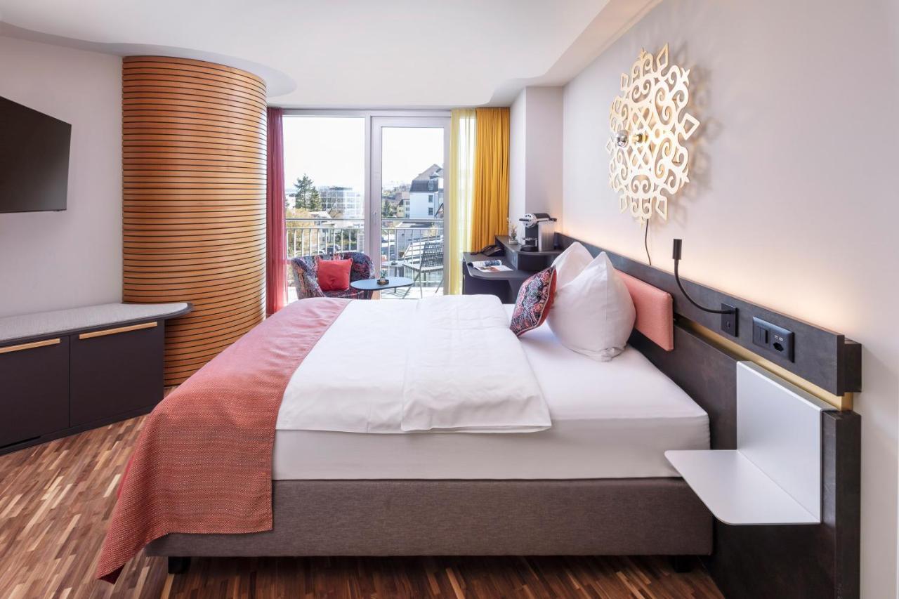 Zimmer City mit Queensize-Bett und Balkon