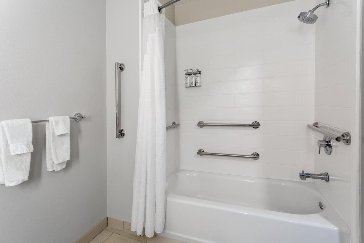 Standard King Room with Mobility Accessible Tub