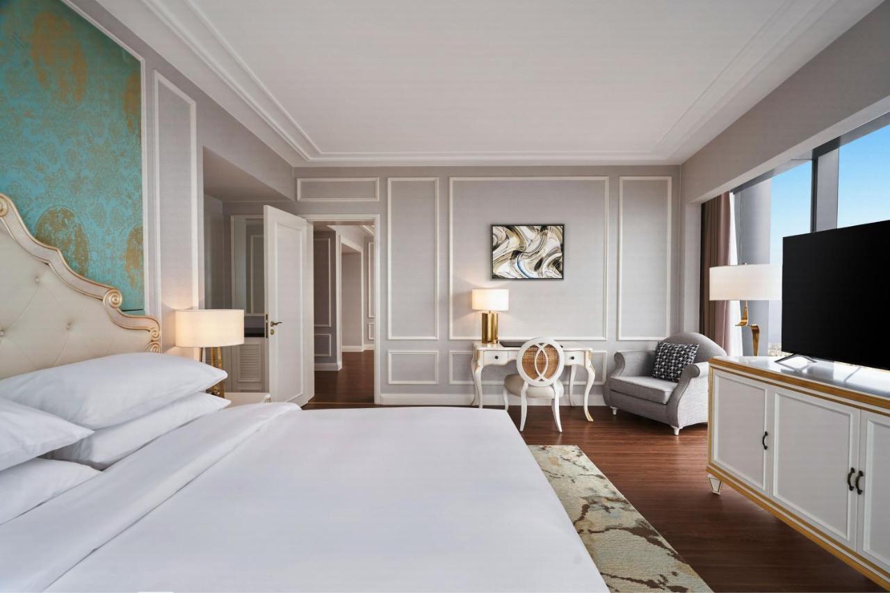 Executive King Suite with Skyline View