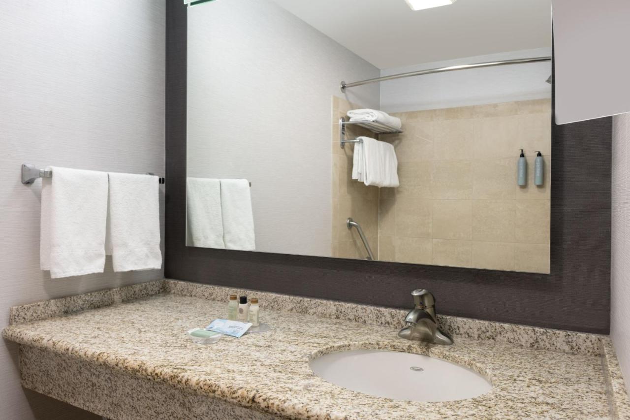 One-Bedroom Queen Suite with Two Queen Beds, Bathtub and Sofa Bed - Mobility Access/Hearing Accessible