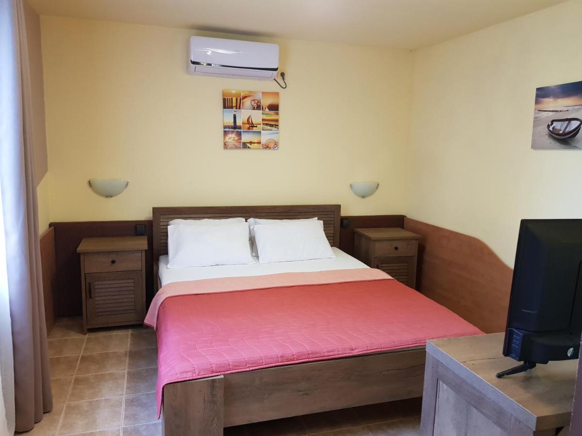 Double Room,1416863826:JPEG