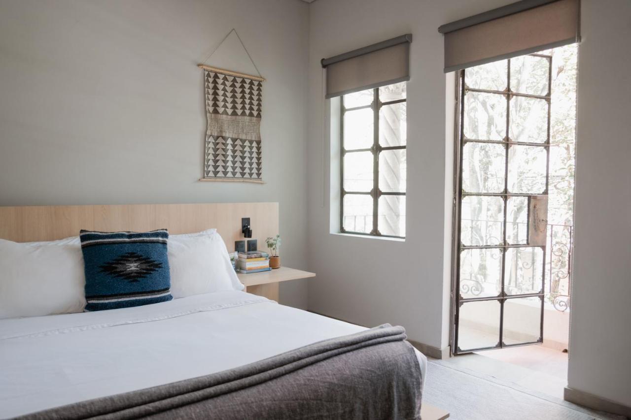 Habitación con cama grande y balcón