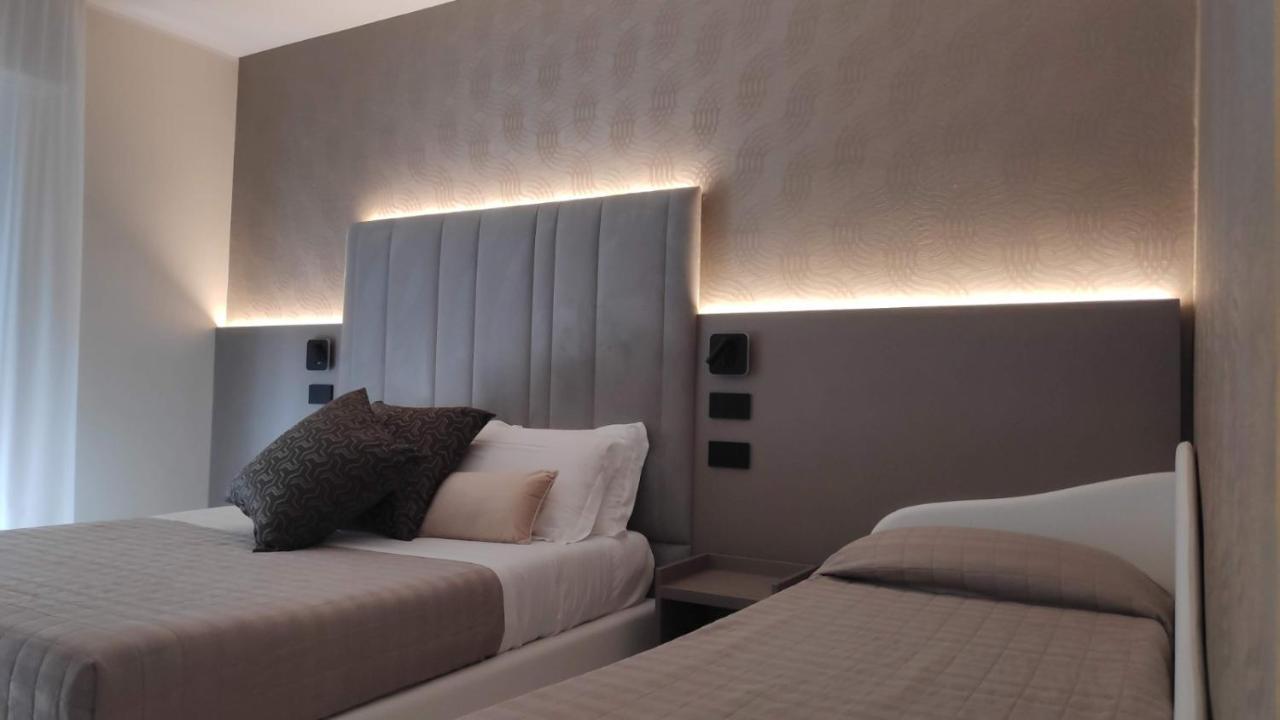 Zimmer mit Kingsize-Bett und seitlichem Meerblick