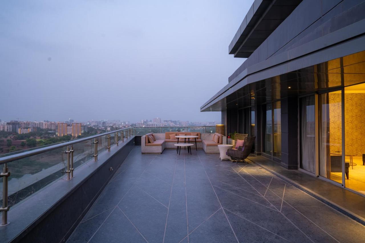 1 King Bed, Executive Lounge Access, Large Private Terrace, Penthouse Suite : Enjoy 1+1 on beverages during Golden Hours, 4-8PM, Mon-Sat