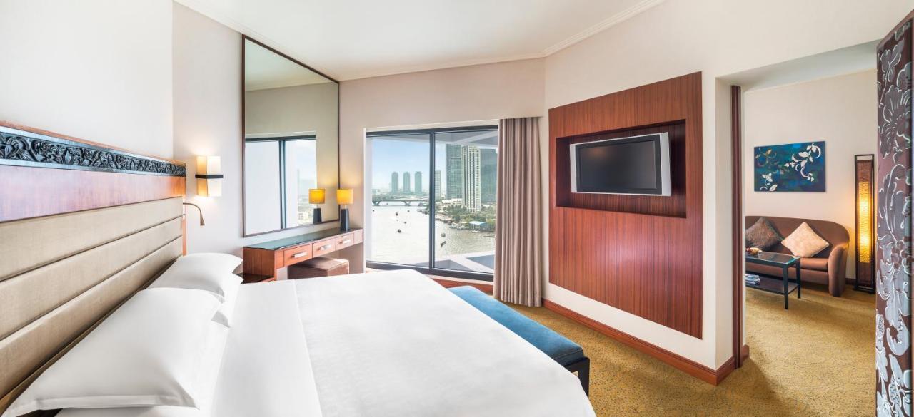 Junior Club lounge access Suite 1 King River view,1706081893:JPEG