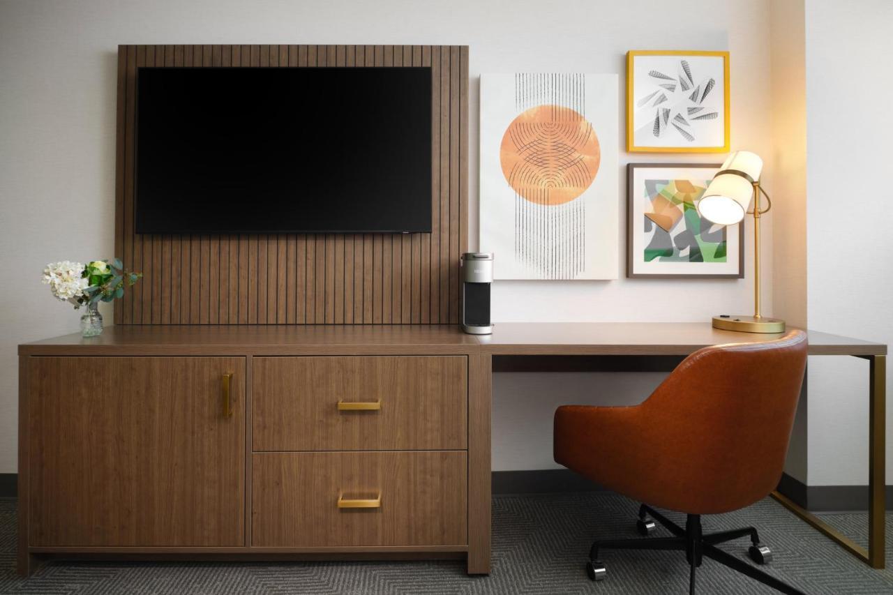 Premium King Room with Airport View - Communications Accessible