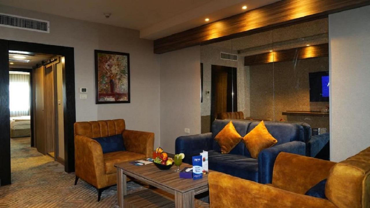 Executive Suite,1418730558:JPEG
