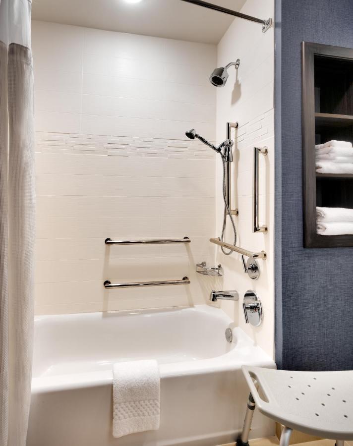 King Studio with Sofa Bed and Adapted Tub - Mobility Accessible