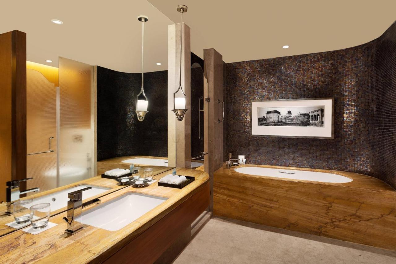 Towers, Club lounge access, Guest room, City view
