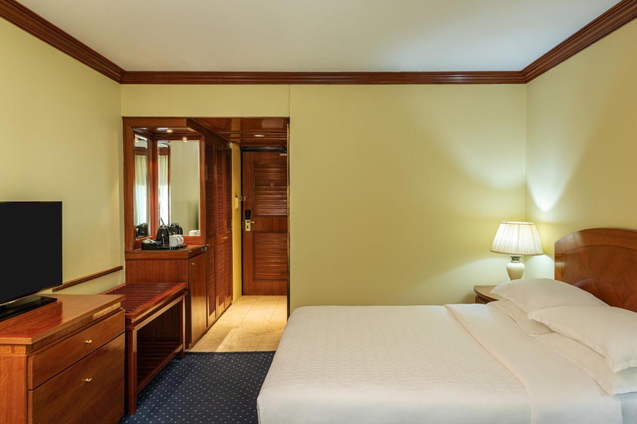 Deluxe Queen Room