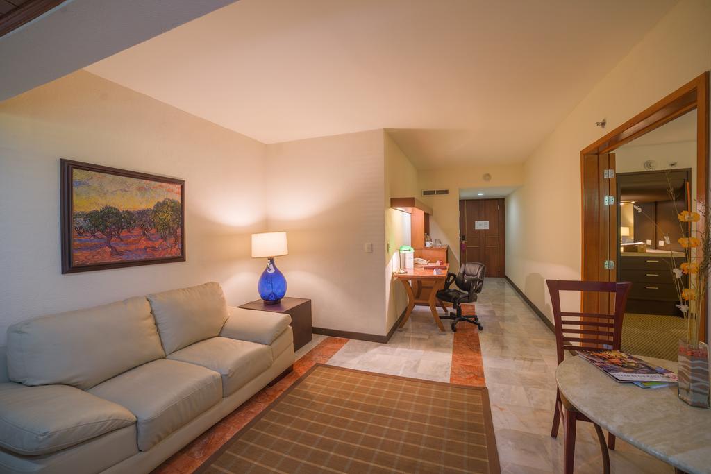 Junior King Suite - Non-Smoking