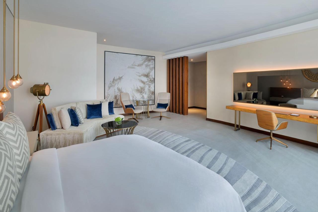 Deluxe Suite mit Kingsize-Bett, Blick auf die Innenstadt und dem einzigartigen Butlerservice des St. Regis