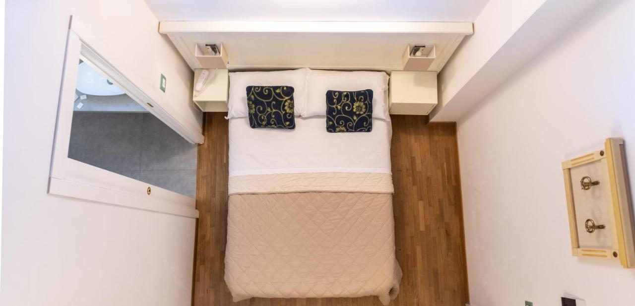 Queen Room (1 Adult)